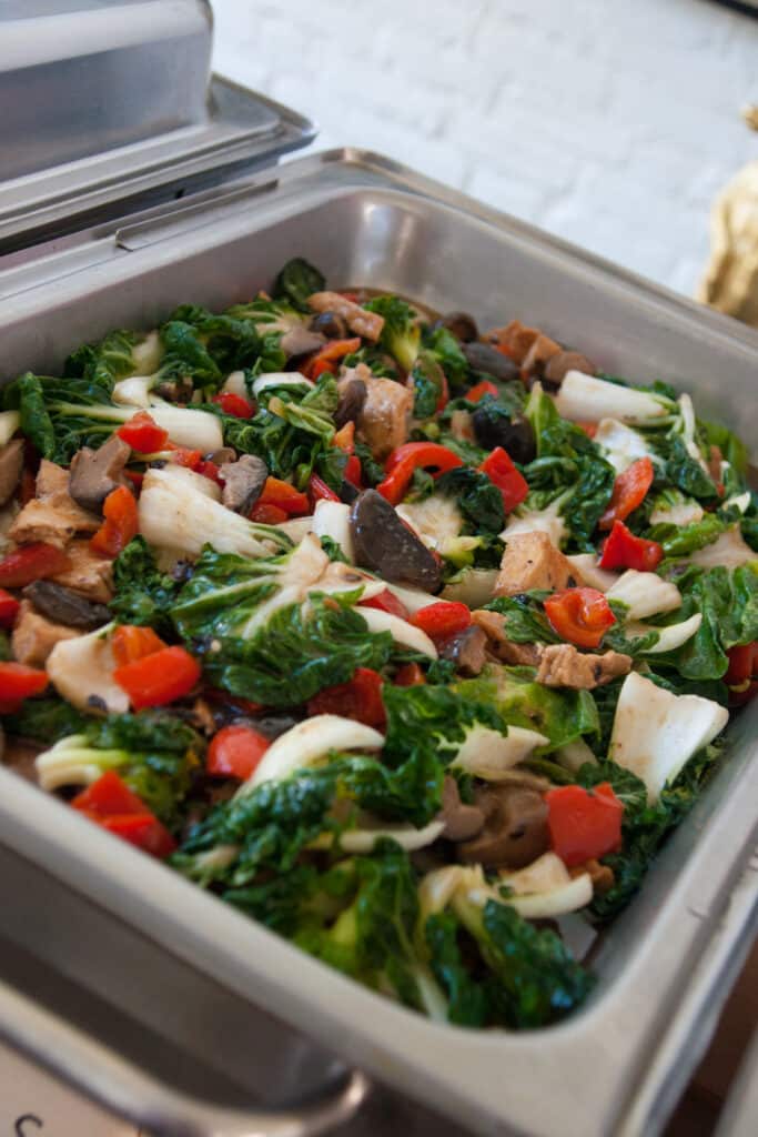 Indonesische groentegerechten in een warmhoudbak bij Gembira catering