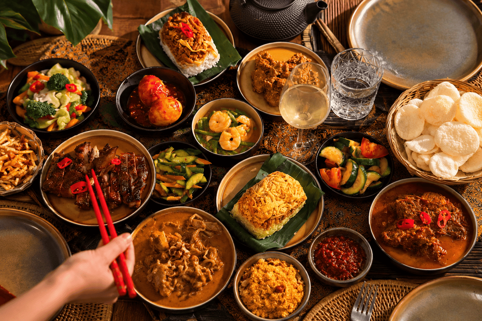 Een tafel vol Indonesische gerechten van Gembira om samen te delen